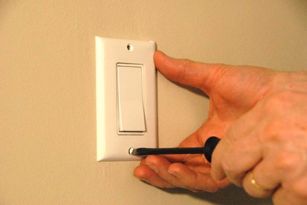 screwdriver removing switch cover